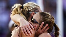 DOKÁZALY TO. Markéta Sluková (vlevo) a Kristýna Kolocová se radují z vít�zství...