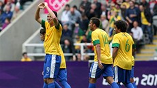 ZASE JSME VYHRÁLI. Brazilští fotbalisté slaví jednu z branek v utkání s Novým