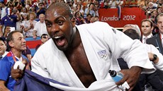 OSLAVY S VLAJKOU. Francouz Teddy Riner se s vlajkou v ruce raduje ze zlaté