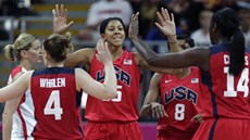 PLÁCNEME SI! Americké basketbalistky se radují z koe bhem zápasu s eskem
