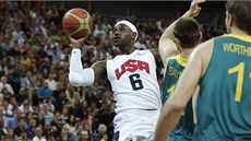 HVZDA V AKCI. Amerian LeBron James stílí na ko v zápase s Austrálií.