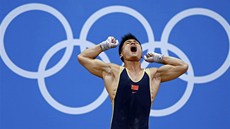 ZLATÝ ŘEV. Čínský vzpěrač Lu Siao-ťün vyhrál olympijské zlato v novém světovém