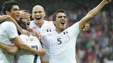 JSOU VE FINÁLE. Mexičtí fotbalisté oslavují branku Javiera Cortese (zády s