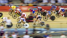 KOLO NA KOLO. Závody v dráhové cyklistice netrpí nouzí o tvrdé a nebezpe�né