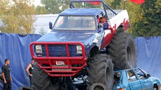 Pi Monster truck show v eských Budjovicích niily obí monstra staré vraky.