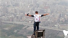 Nad Tchaj-wanem. V roce 2007 Baumgartner pokoil 509 metr vysokou budovu 101...