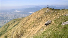 Píkré jiní svahy vrcholu Monte Cuarnan. Díky lavinám a pastv zcela bezlesé.