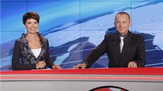 Moderátoři Televizních novin Markéta Fialová a Karel Voříšek