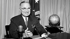 Harry Truman na snímku z 1. záí 1945 oznamuje národu kapitulaci Japonska