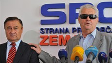 Senátor Vladimír Dryml (vlevo) oznámil 2. srpna 2012, e odchází z SSD a bude