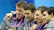 Michael Phelps (druhý zleva) v týmu amerických plavc, je získal ve tafet na