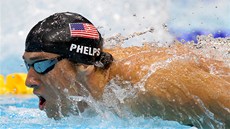 Americký plavec Michael Phelps v semifinále polohového závodu na 200 metrů (1....