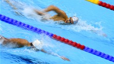 Islan�an Anton Sveinn McKee (naho�e) a �ech Jan Micka p�i olympijském závod� na