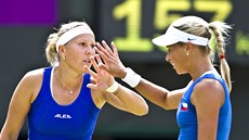 Andrea Hlaváková a Lucie Hradecká pi utkání s prvním nasazeným párem z USA