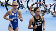 Češka Vendula Frintová a Japonka Mariko Adačiová při olympijském triatlonu (4.