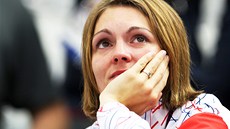 Kateřina Emmons sleduje finálovou střelbu Adély Sýkorové. (4. srpna 2012)