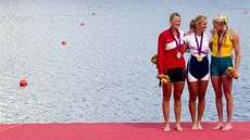 Zlatá skifaka Mirka Knapková (uprosted), stíbrná Dánka Erichsenová (vlevo) a...