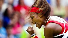 Američanka Serena Williamsová při finálovém utkání s Ruskou Marií Šarapovovou....