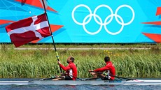 Dántí vítzové dvojskifu oslavují zlatou medaili. (4. srpna 2012)