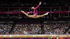 Americká gymnastka Gabrielle Douglasová pi své olympijské sestav na kladin