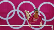 Americká gymnastka Gabrielle Douglasová pi své olympijské sestav na hrazd