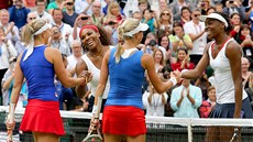 JSTE LEPÍ. eské tenistky Lucie Hradecká (vlevo) a Andrea Hlaváková...