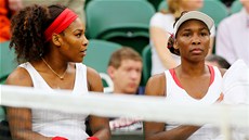 SESTRY. Serena (vlevo) a Venus Williamsovy pi finálovém utkání enského deblu...