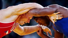 �eský zápasník David Vála prohrál s Kubáncem Falcone Estradou. (7. srpna 2012)