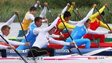 �e�tí kanoisté Jaroslav Rado� a Filip Dvo�ák (v modrém) krátce po startu