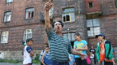 Jan Bandy vyzývá sousedy z domů v ostravském Přednádraží, aby šli demonstrovat