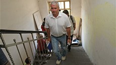 Úedníci kontrolují domy v romském ghettu na Pednádraí v Ostrav-Pívozu. (6.