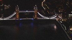 Tower Bridge ve zlatém hávu na oslavu prvních zlatých medailí Británie