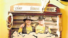 Nástnka osady, kam se vyvují portréty erif a plány undr.