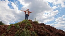 Martin V�chet s dcerou Martou a svými psy Jimem a Adélou na míst�, kde m�lo být stanové m�ste�ko. Louku nyní rozrývají bagry. (2012)