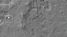 Curiosity pistává, snímek ze sondy Mars Reconnaissance Orbiter (zkrácen MRO) 