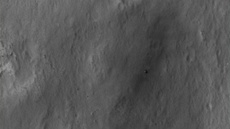Vozítko Curiosity (ta výrazná teka s erným lemováním umístná piblin...