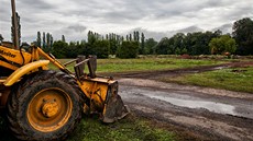 Demolice zchátralého sportovi�t� Slavie v Hradci Králové (3. 8. 2012)