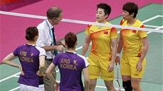 KURIÓZNÍ ZÁPAS. Badmintonové páry Číny (Wang Siao-li a Jü Jang ve žlutém) a