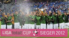 Theo Gebre Selassie (zcela vlevo) slaví s novými spoluhrá�i z Werderu Brémy