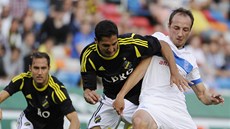 Borges z AIK Stockholm (uprost�ed) bojuje o mí� s Tralkou z Lechu Pozna�.