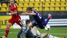 Závar p�ed brankou litevského Ekranasu v duelu s Anderlechtem.