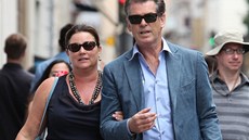 Pierce Brosnan se svou souasnou manelkou