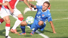 BOJ NA ZEMI. Vladan Milosavljev z Ostravy v utkání proti Slavii. 