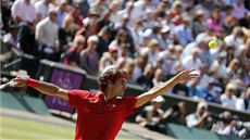 SERVIS. výcarský tenista Roger Federer podává ve finále olympiády.