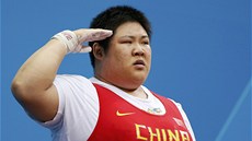 Čínská vzpěračka Čou Lu-lu se raduje ze zlaté olympijské medaile.