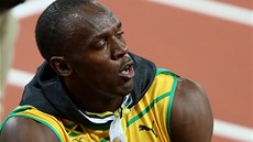 OUMEN. Usain Bolt si vítzství na olympijské stovce náleit uíval.