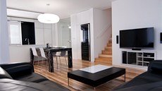Architekti ze studia Fandament Architects zvolili výraznou d�ev�nou podlahu,