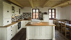Kuchyni v rustikálním stylu si nechal majitel vyrobit na zakázku.