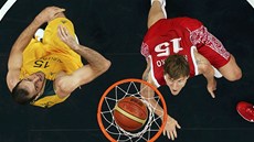 Ruský basketbalista Andrej Kirilenko a Australan Aleks Maric sledují míč