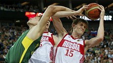 Ruský basketbalista Andrej Kirilenko (vpravo) v souboji s  Jonasem